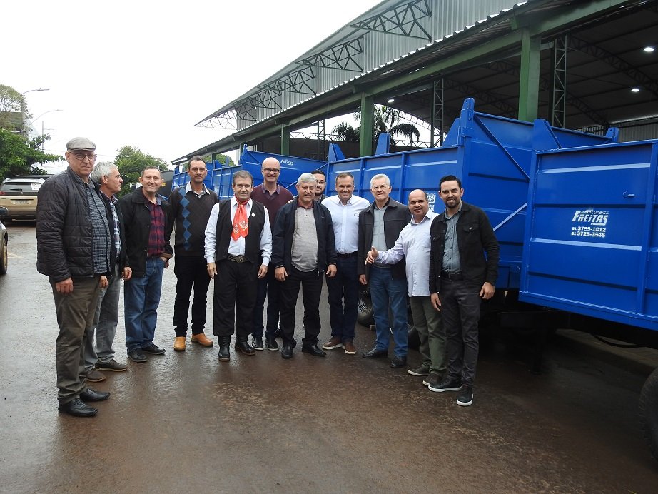 Solenidade de entrega aconteceu na manhã da sexta-feira (24/6) em frente à Prefeitura Municipal (Foto: Divulgação | ASCOM Coronel Bicaco)