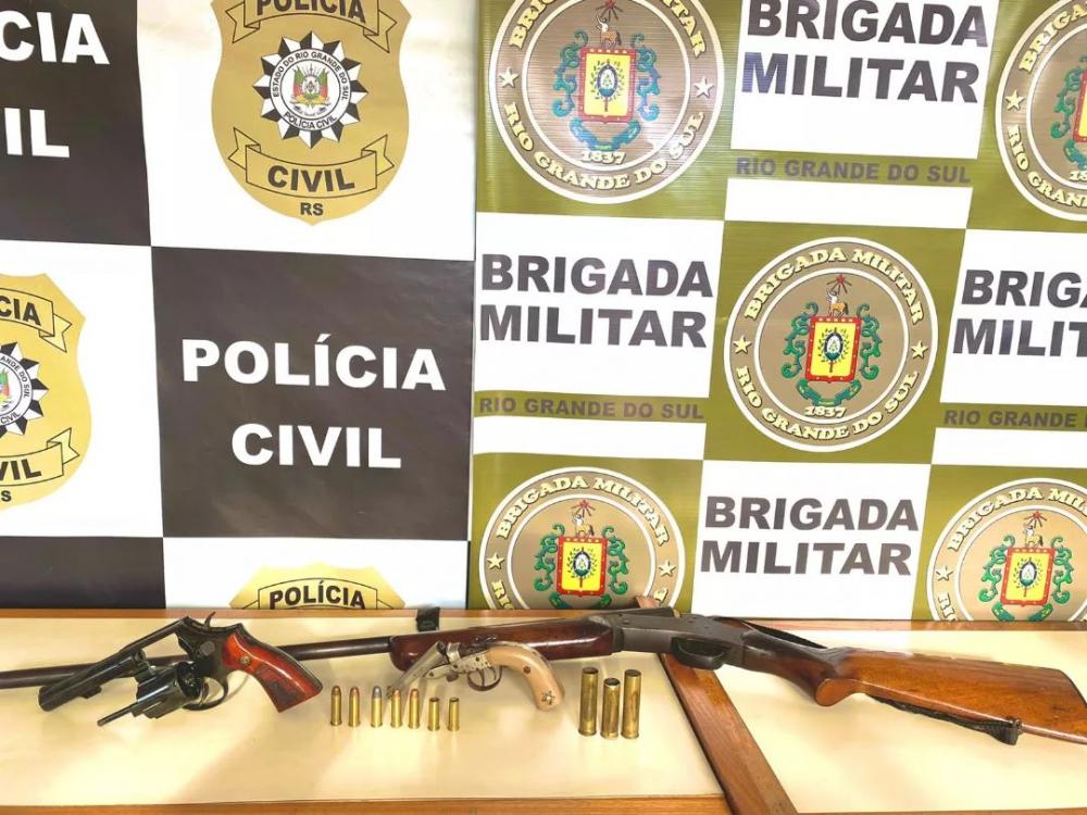 Armas de fogo e munições foram encontradas durante cumprimento de mandado de busca e apreensão (Foto: Divulgação | BM)