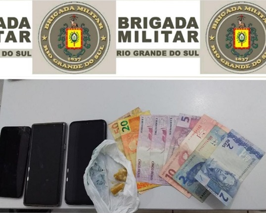 Droga, dinheiro e telefones celulares apreendidos pelos policiais militares (Foto: Divulgação/Brigada Militar)
