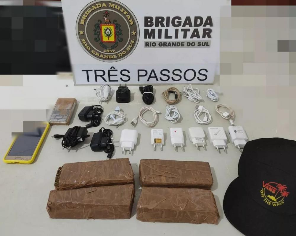 Foi apreendido quase um quilo de maconha, uma balança de precisão e outros materiais (Foto: Divulgação | BM)