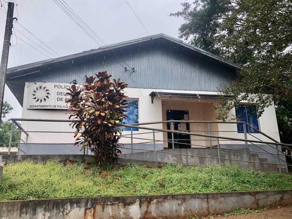 Investigação da Polícia Civil apurou que o jovem é suspeito de, ao menos, oito furtos em casas ou comércios (Foto: Diones Roberto Becker)