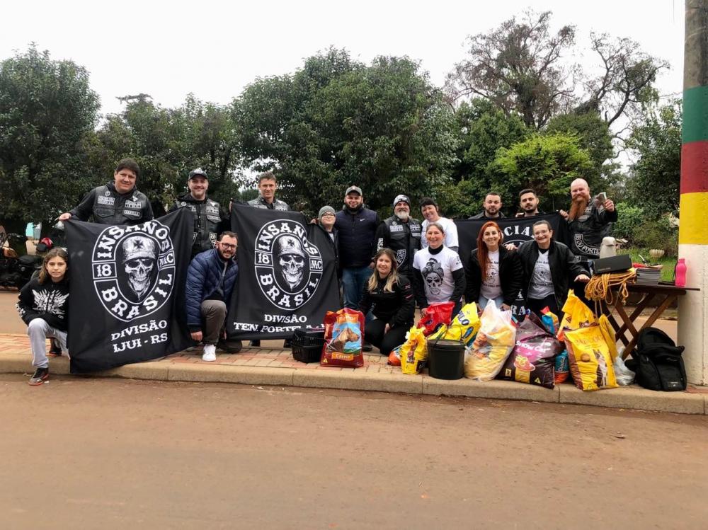 Foram arrecadados mais de R$ 2,6 mil em dinheiro e cerca de 200 quilos de ração (Foto: Diones Roberto Becker)