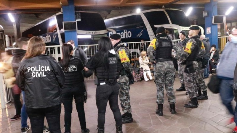 Ação integrou abordagem e fiscalização na estação rodoviária de Porto Alegre - Foto: Divulgação / Polícia Civil e Brigada Militar