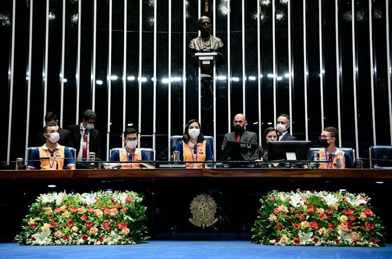 Estudantes eleitos para a Mesa Diretora do Jovem Senador na sessão de abertura desta edição, no Plenário - Pedro França/Agência Senado
