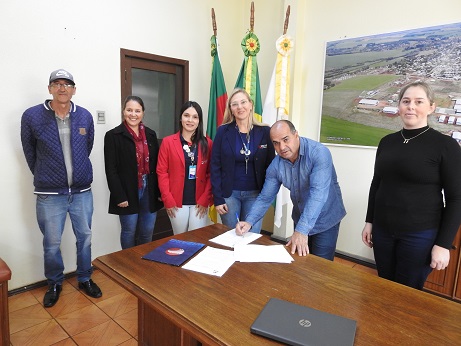 Convênio entre Prefeitura Municipal e Wizard Três Passos foi firmado em maio deste ano (Foto: Divulgação | ASCOM Coronel Bicaco)
