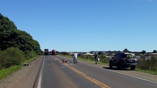 Colisão frontal registrada na manhã da quarta-feira (15/04) envolveu uma caminhonete, uma carreta e um automóvel (Foto: Divulgação/PRF)