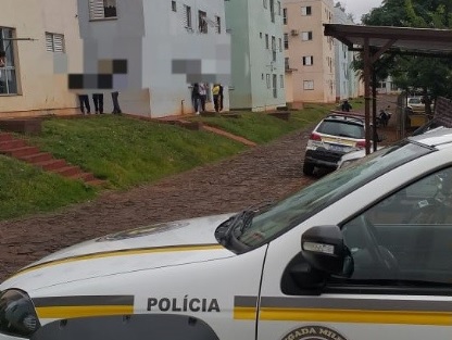 Corpo da recém-nascida foi localizado em um apartamento no condomínio Júlio Taube, no bairro Tancredo Neves (Foto: Reprodução/Caçadores de Notícias)