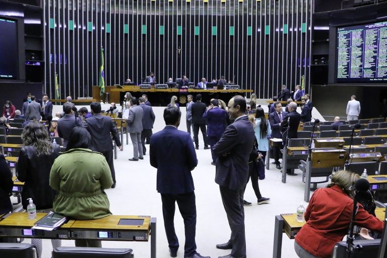 Deputados analisam propostas em sessão do Plenário - (Foto: Elaine Menke/Câmara dos Deputados)