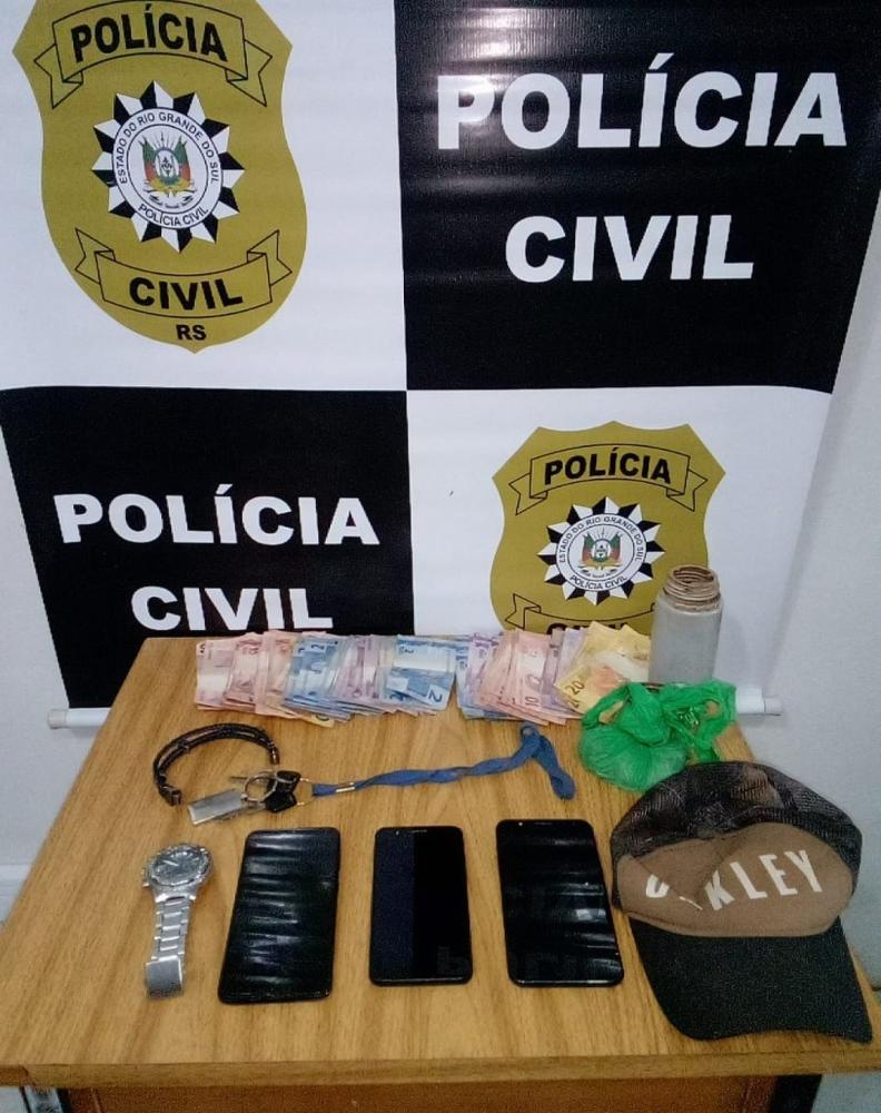 Dinheiro e outros objetos encontrados com o suspeito no momento da prisão (Foto: Divulgação | Polícia Civil)