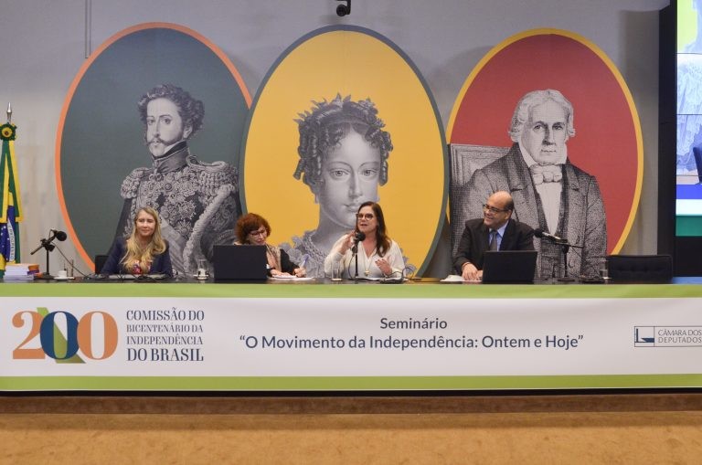 Soraya Santos (ao microfone): 