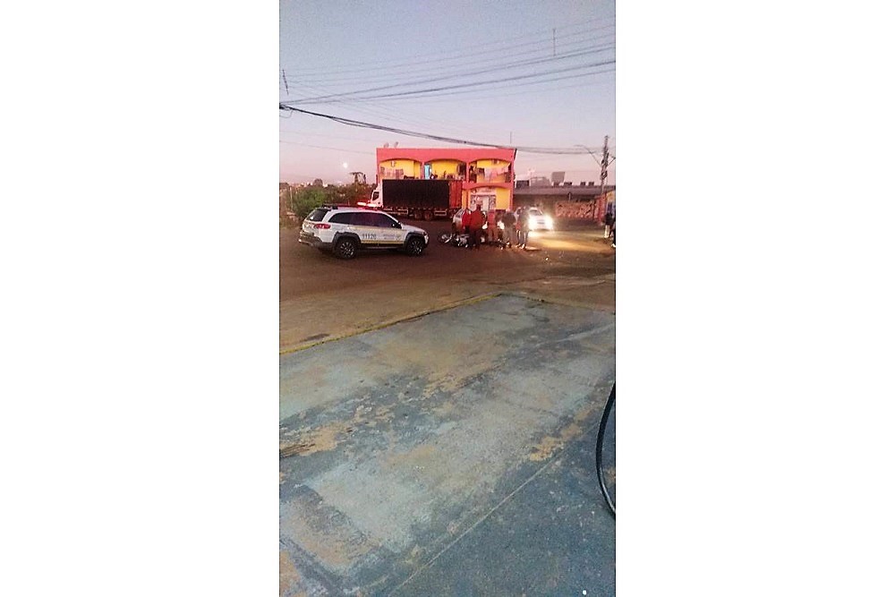 Motociclista precisou ser socorrido ao Hospital Bom Pastor. (Foto: Leo Juliani)