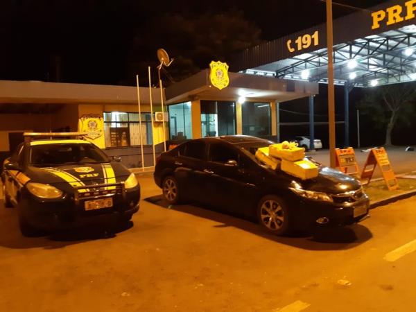 Homem e mulher que viajavam no veículo com registro de furto/roubo foram presos em flagrante (Foto: Divulgação/PRF)