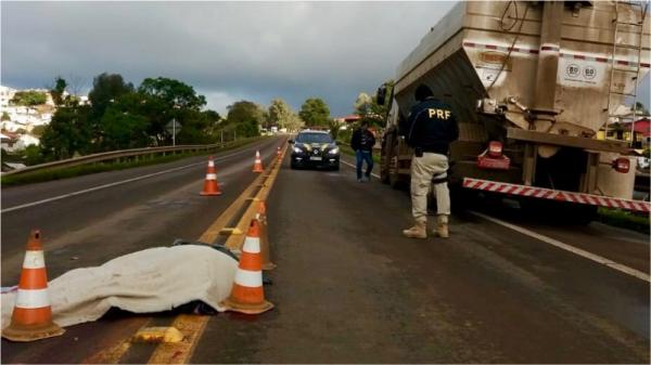 O pedestre morreu no local e o caminhoneiro não se feriu. (Foto: Divulgação/PRF)