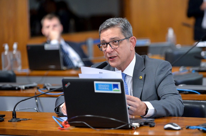 O senador Rogério Carvalho (PT-SE) apresentou relatório favorável à PEC 2/2016, que segue para análise do Plenário - Alessandro Dantas/PT no Senado