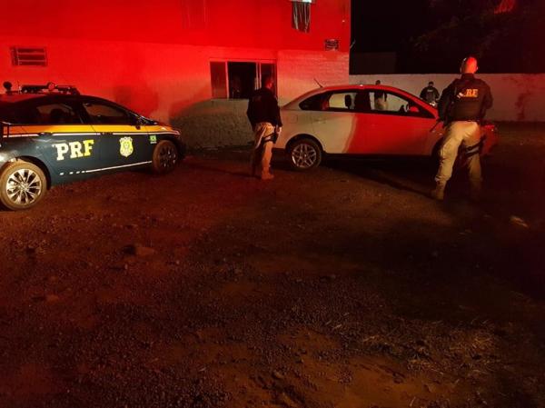 Policiais rodoviários encontraram o Fiat Siena roubado em Viamão no estacionamento de uma boate situada às margens da BR 386 em Seberi (Foto: Divulgação/PRF)