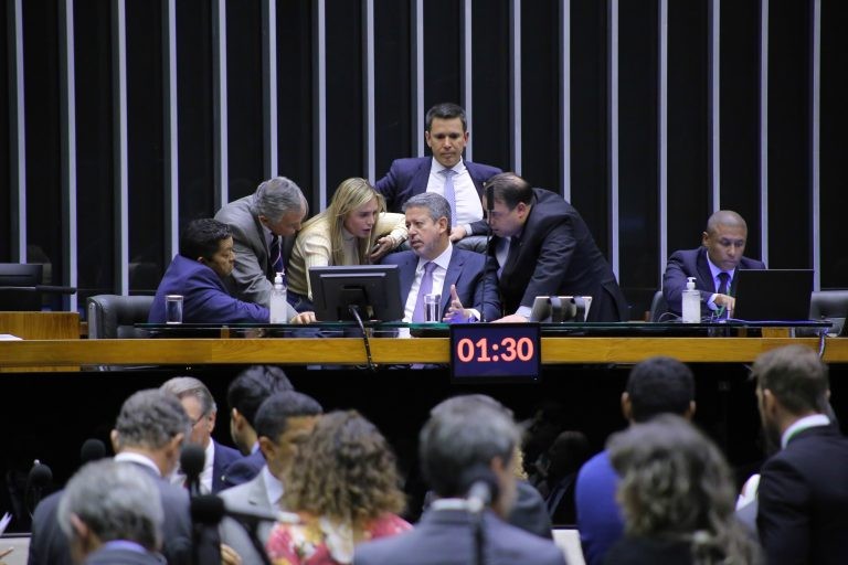 Arthur Lira (C) preside a sessão do Plenário - (Foto: Michel Jesus/Câmara dos Deputados)