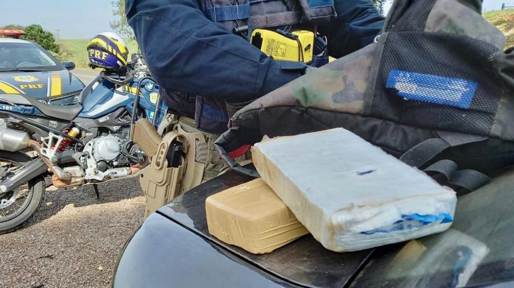Droga estava escondida dentro de uma mochila (Foto: Divulgação | PRF)