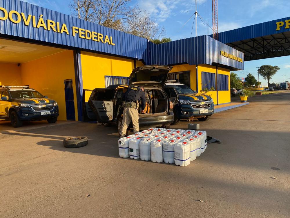 Foram apreendidos 600 litros de agrotóxicos contrabandeados. distribuídos em 30 galões (Foto: Divulgação | PRF)