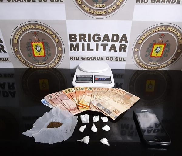 Entorpecentes, dinheiro e outros objetos que foram apreendidos com o indivíduo (Foto: Divulgação/Brigada Militar)