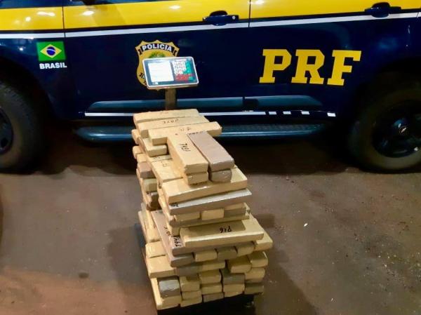 Os 107 tabletes de maconha, que totalizaram 90 quilos, estavam escondidos em diversos fundos falsos no interior do automóvel (Foto: Divulgação/PRF)