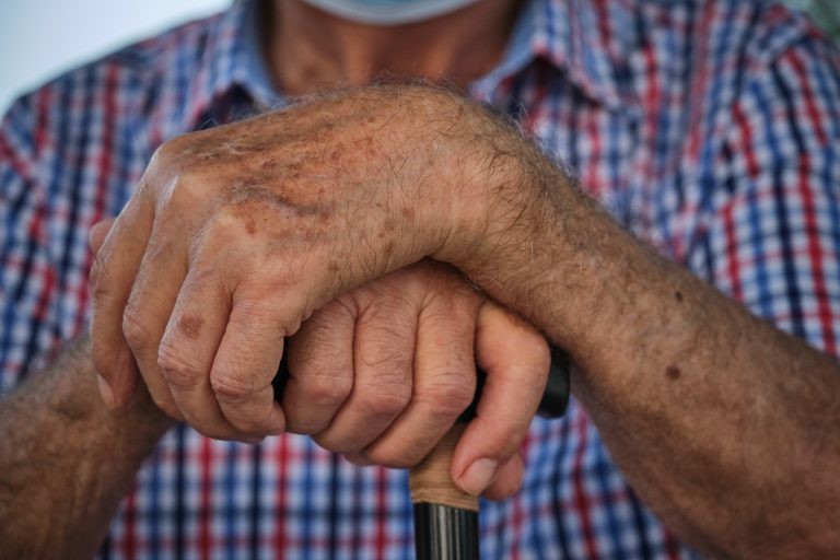 Idosos estariam sendo forçados a desistir do seguro, segundo deputado - (Foto: Depositphotos)