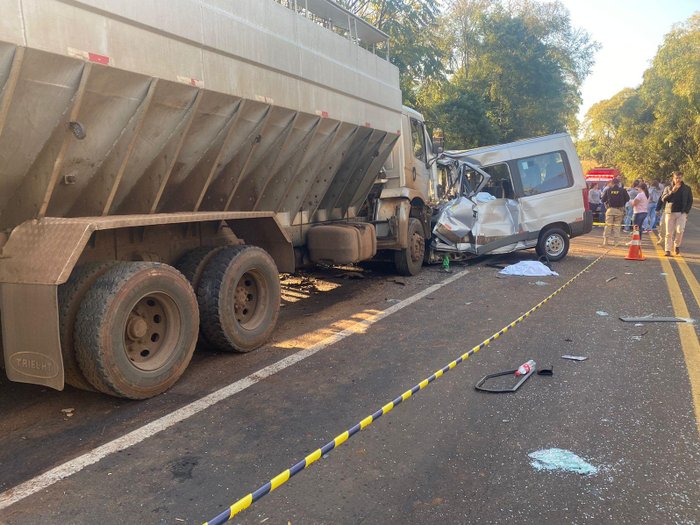 Colisão entre caminhão e van ocorreu na manhã da segunda-feira (4/7) (Foto: Eduardo Cardozo | Rádio Minuano FM)
