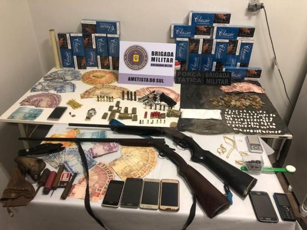 Entorpecentes, dinheiro, armas de fogo e os outros materiais que foram apreendidos na sexta-feira (24/04) (Foto: Divulgação/Brigada Militar)