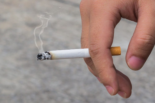 Em 2019, 9,8% dos brasileiros afirmaram ter o hábito de fumar, enquanto que, em 2006, esse índice era de 15,6% (Foto: Reprodução/Internet)