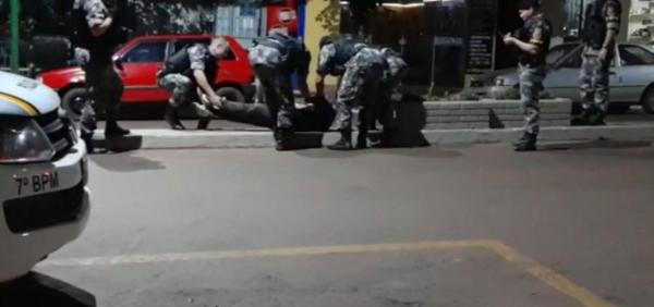 Primeiros procedimentos de ajuda ao homem foram feitos sobre o canteiro central da Avenida Redenção (Foto: Reprodução)