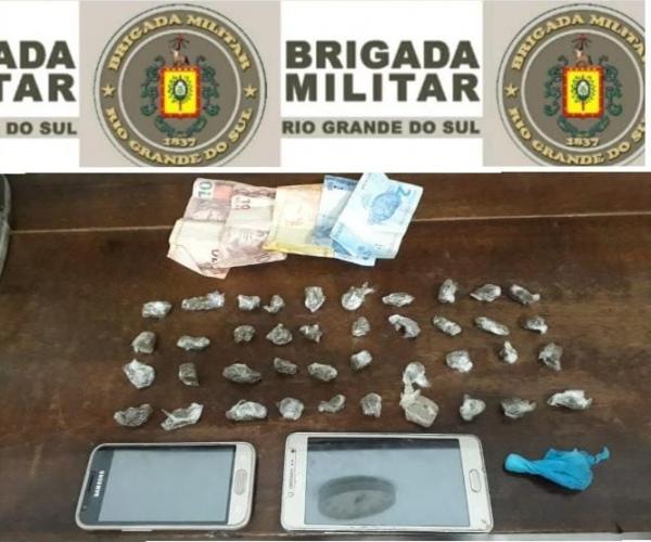Com a dupla foram apreendidas 40 buchas de maconha, dois telefones celulares, uma bucha de cocaína e R$ 44,00 em dinheiro (Foto: Divulgação/7º BPM)