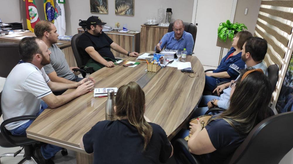 Reunião ocorrida ontem no gabinete do prefeito Sala definiu a questão (Foto: Divulgação)