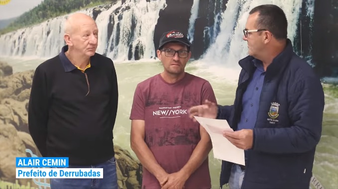 Produtor recebeu o cheque das mãos do prefeito Alair Cemim e do vice Miro Mulbaier (Foto: Reprodução)