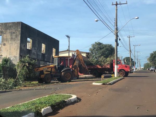 Objetivo é estimular a limpeza dos terrenos das residências e, desta forma, contribuir no combate ao mosquito Aedes Aegypti (Foto: Diones Roberto Becker)