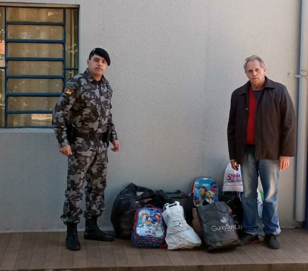 Roupas foram entregues para pastor da Igreja Assembléia de Deus de Tiradentes do Sul (Foto: Divulgação)