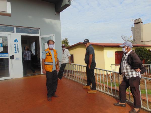 Equipe visitou bancos e a lotérica para orientar as pessoas (Foto: Divulgação)