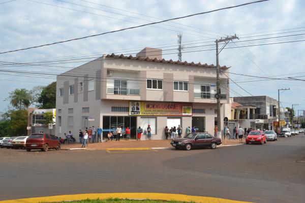 As filas se estendem da Avenida Redenção descendo pela Rua Potiguara (Foto: Jonas Martins)