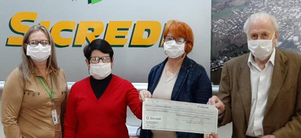 Membros da diretoria do HSA recebendo a doação do Sicredi (Foto: Divulgação)