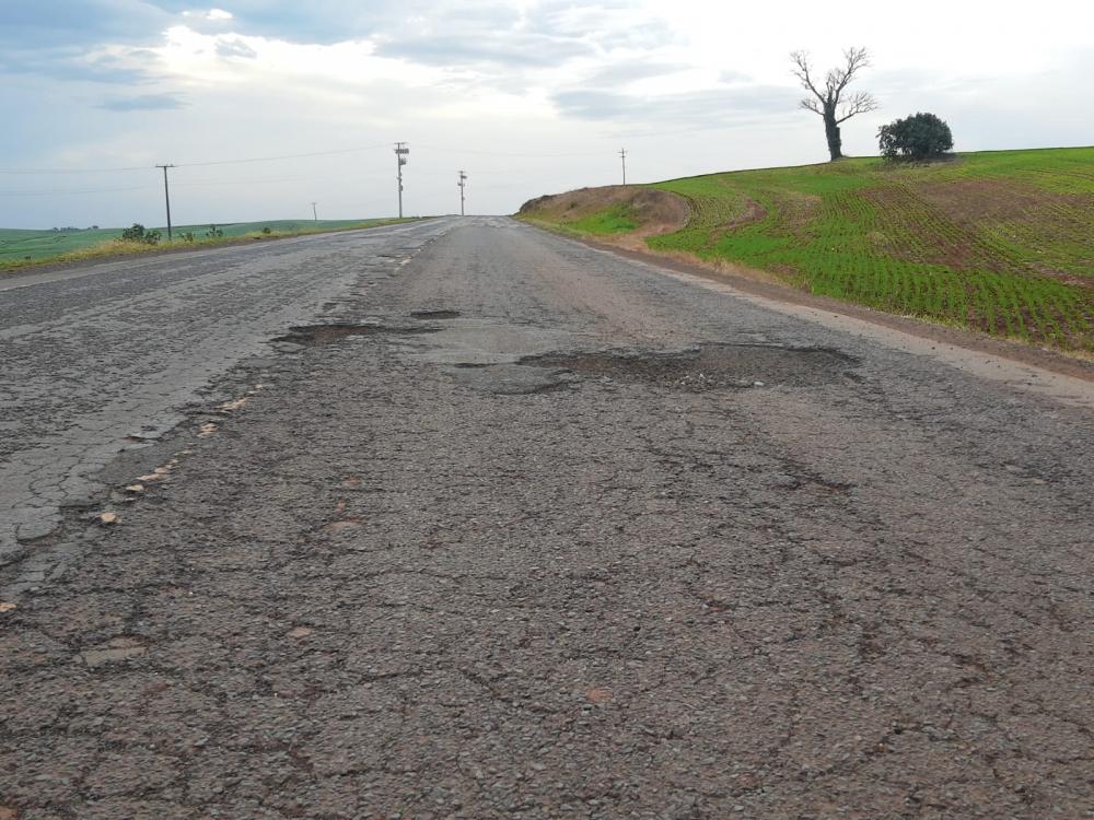 Rodovia possui inúmeros buracos, o que oferece grande perigo aos motoristas (Foto: Jonas Martins)