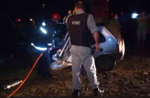 Forte impacto destruiu o Fiat Uno com placas de Palmitinho (Foto: Cristiano dos Santos /Grupo Chiru)