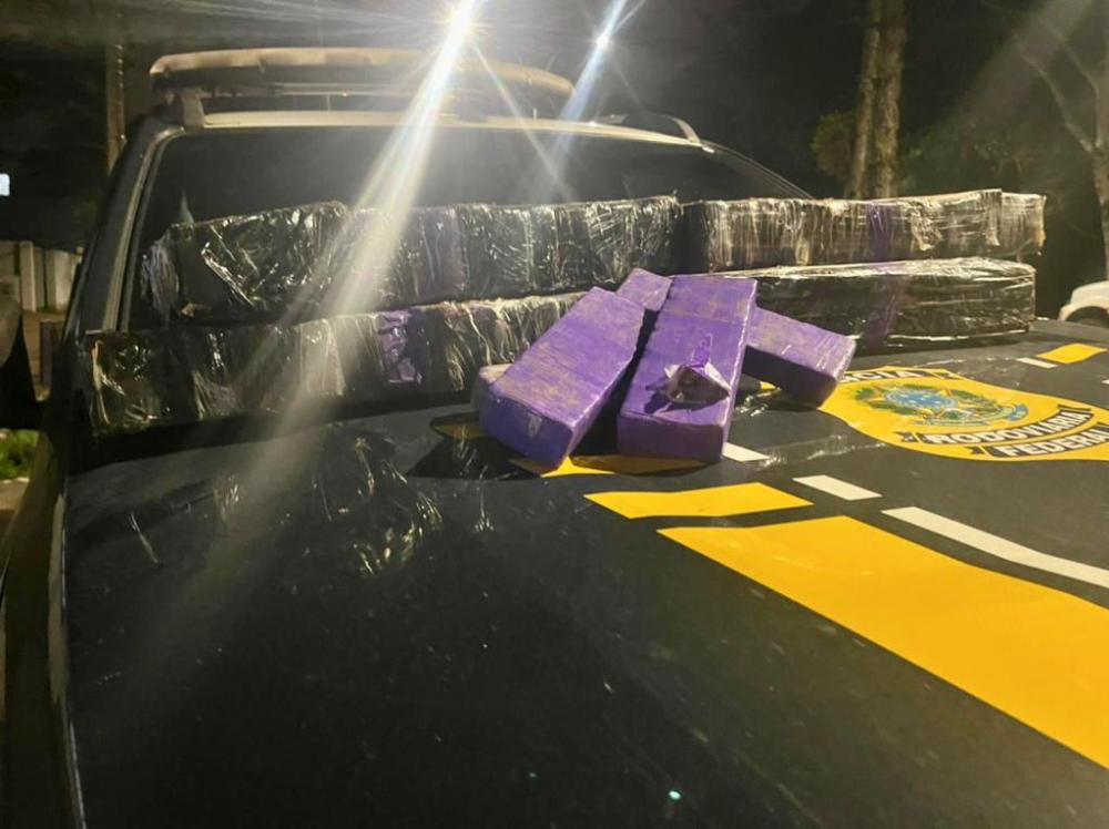 Tabletes de maconha eram transportados no porta-malas de um Fiat Palio (Foto: Divulgação | PRF)