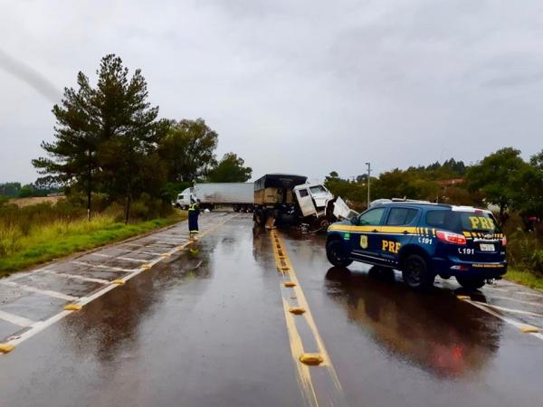 Acidente na BR 285 envolveu duas carretas, uma com placas de Nova Alvorada/RS e a outra de Canoas/RS (Foto: Divulgação/PRF)