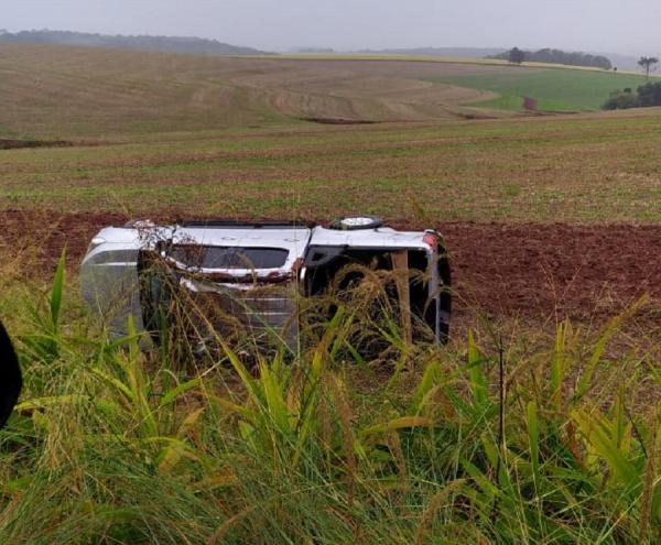 GM S10 saiu do asfalto e capotou numa lavoura às margens da estrada, no interior de Bom Progresso (Foto: Reprodução/Três Passos News)
