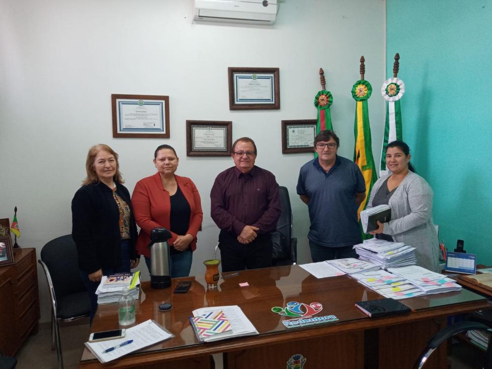Equipe de Miraguaí esteve reunida com o prefeito de Redentora (Foto: Divulgação)