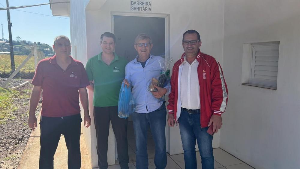 Acompanhado do prefeito Ilá, Perondi conheceu as instalações da fábrica (Foto: Divulgação)