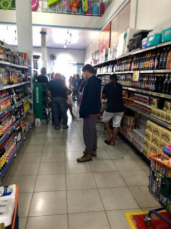 Pesquisa mostra que o impacto na renda e o receio do desemprego levaram 77% dos consumidores a reduzir o consumo de produtos (Foto: Diones Roberto Becker)