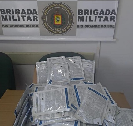 Os dez quilos de agrotóxicos estavam divididos em 200 pacotes de 50 gramas cada (Foto: Divulgação/Brigada Militar)