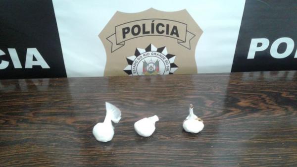 Na ação desencadeada na tarde da quarta-feira (06/05), foram apreendidas cerca de 30 gramas de cocaína (Foto: Divulgação/Polícia Civil)