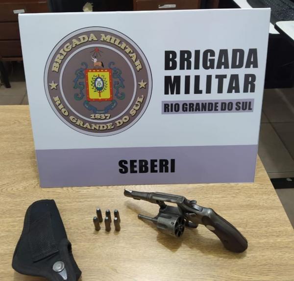Revólver e munições apreendidas pelos policiais militares (Foto: Divulgação/BM)
