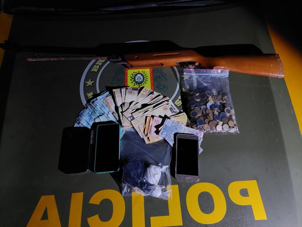 Entorpecentes, dinheiro e outros objetos apreendidos pelos policiais militares (Foto: Divulgação | BM)