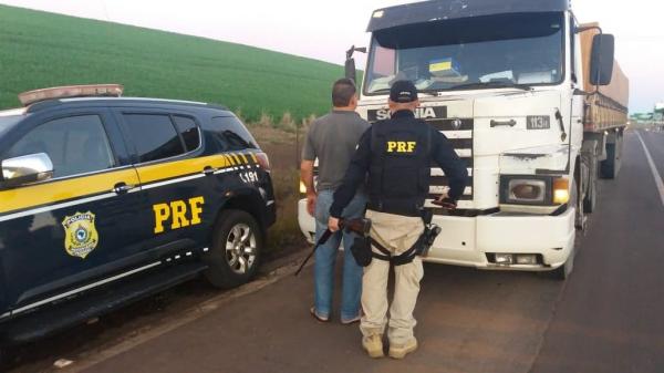 Caminhoneiro de 68 anos foi preso em flagrante por porte ilegal de arma de fogo (Foto: Divulgação/PRF)